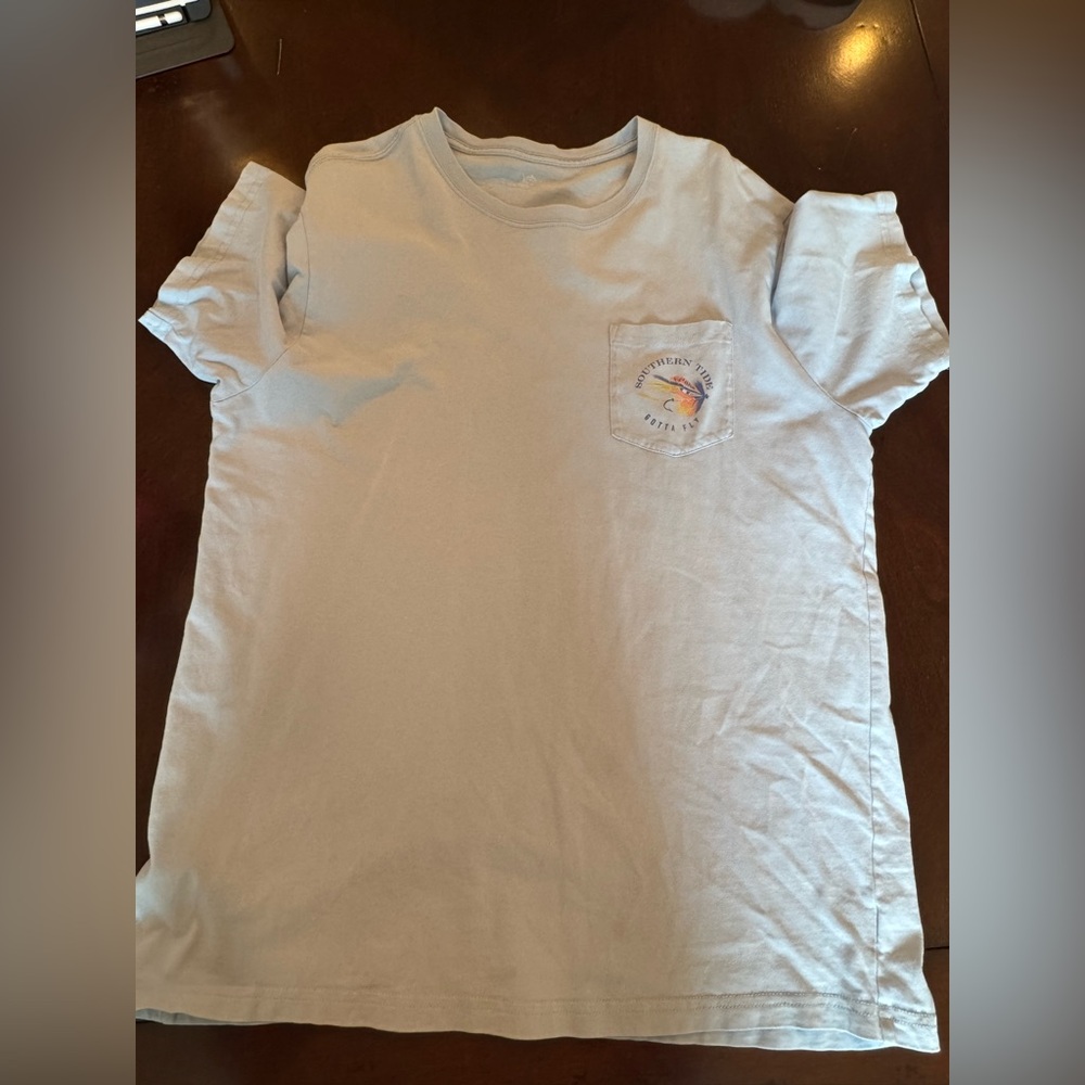 Southern Tide Men’s Short-Sleeve Pocket Tee in Pale Blue with Graphic